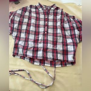 🦋 2 / $27. 🦋 Wesc Size large short sleeve plaid cotton blouse.